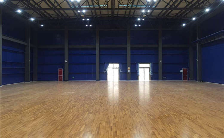 柞木風雨操場運動地板造價是的多少？