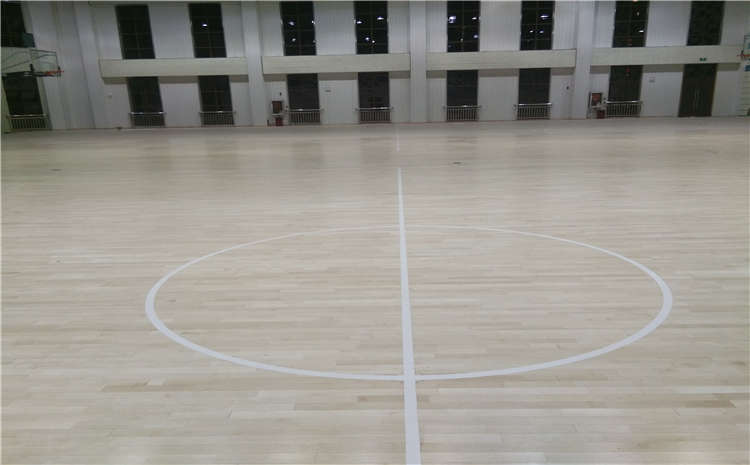 五角楓舞臺(tái)運(yùn)動(dòng)木地板怎么翻新？