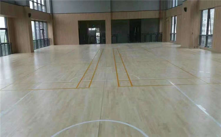 五角楓體育木地板價格是多少錢？