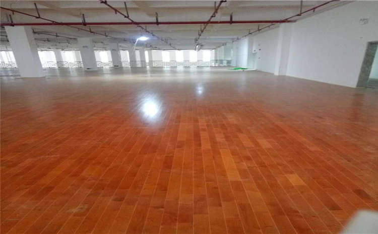 指接板風雨操場地板怎么保養？